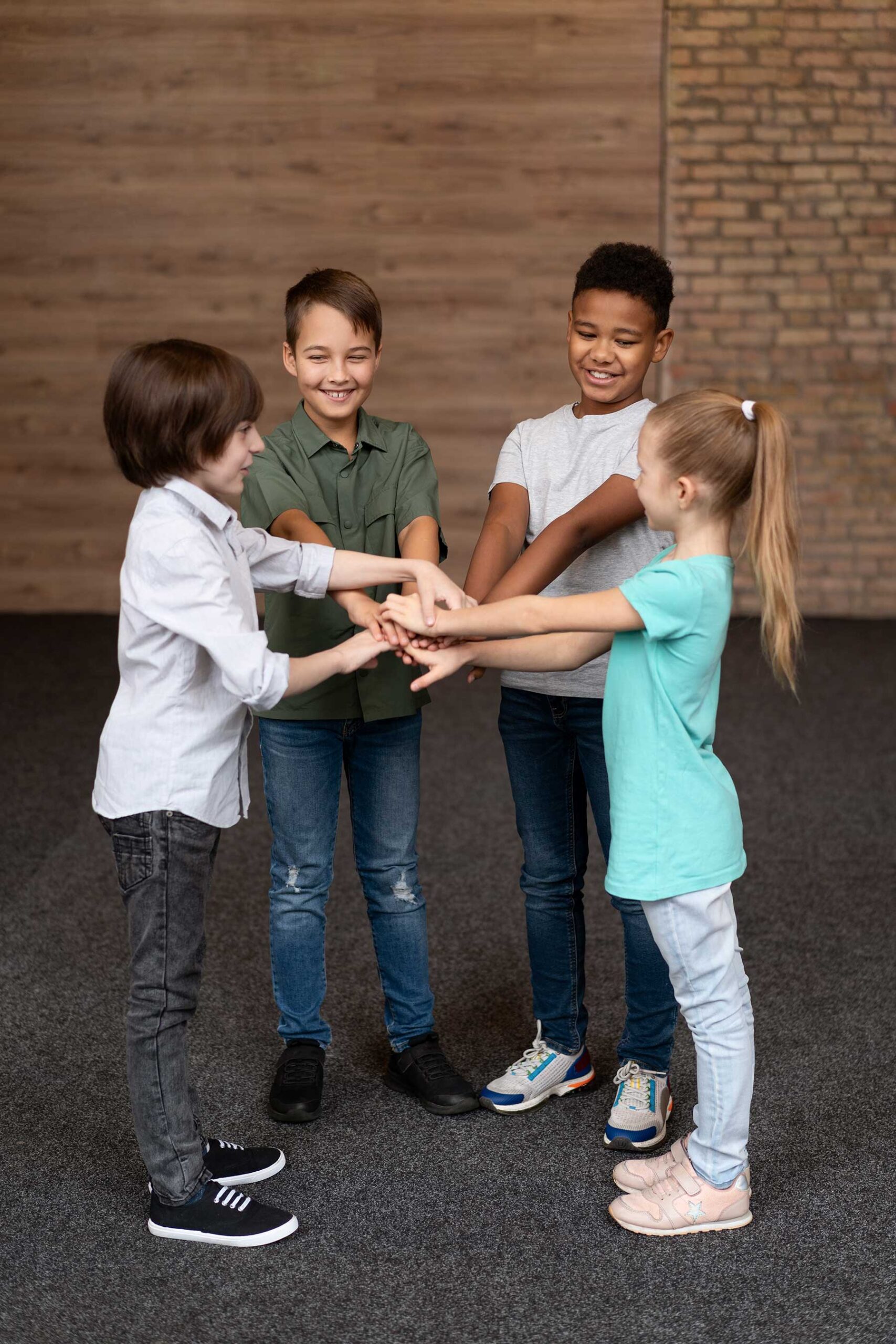 Praxis Dr Seibert Kinder Und Jugendsprechstunde Vier Spielende Kinder Kreuzen Ihre Arme